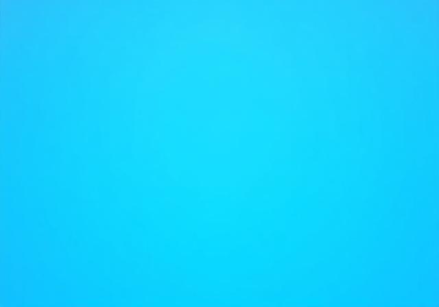 En nymalet blå hardcourt tennisbane med hvide linjer.